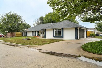 9009 Lakeaire Dr in Oklahoma City, OK - Building Photo - Building Photo