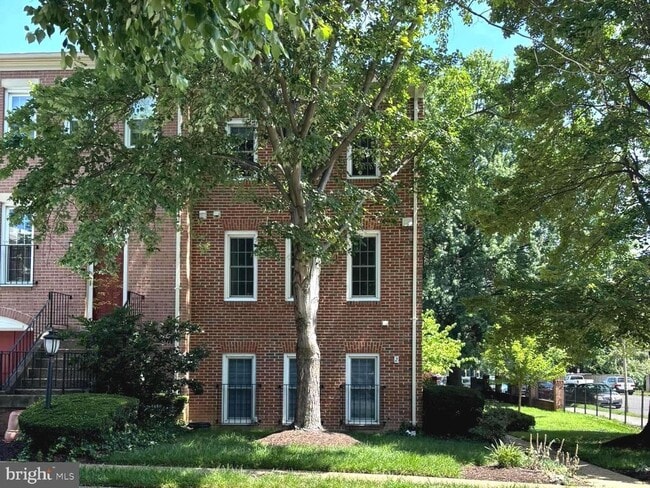 2 S Manchester St in Arlington, VA - Building Photo - Building Photo