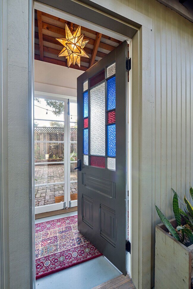 730 Bryant St, Unit West Cottage in Palo Alto, CA - Foto de edificio - Building Photo