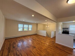 40 Whitestone Rd in Sound Beach, NY - Foto de edificio - Building Photo