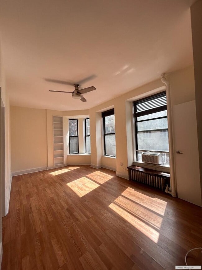 560 W End Ave in New York, NY - Building Photo - Building Photo