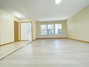 20 Waterbury Cir in Oswego, IL - Foto de edificio - Building Photo