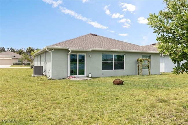 3856 Treasure Oak Wy in Ft. Myers, FL - Foto de edificio - Building Photo