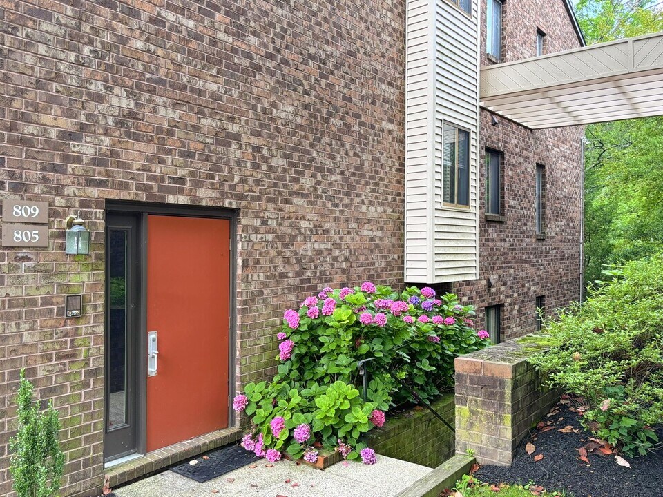 805 Mountainview Dr in Chesterbrook, PA - Building Photo