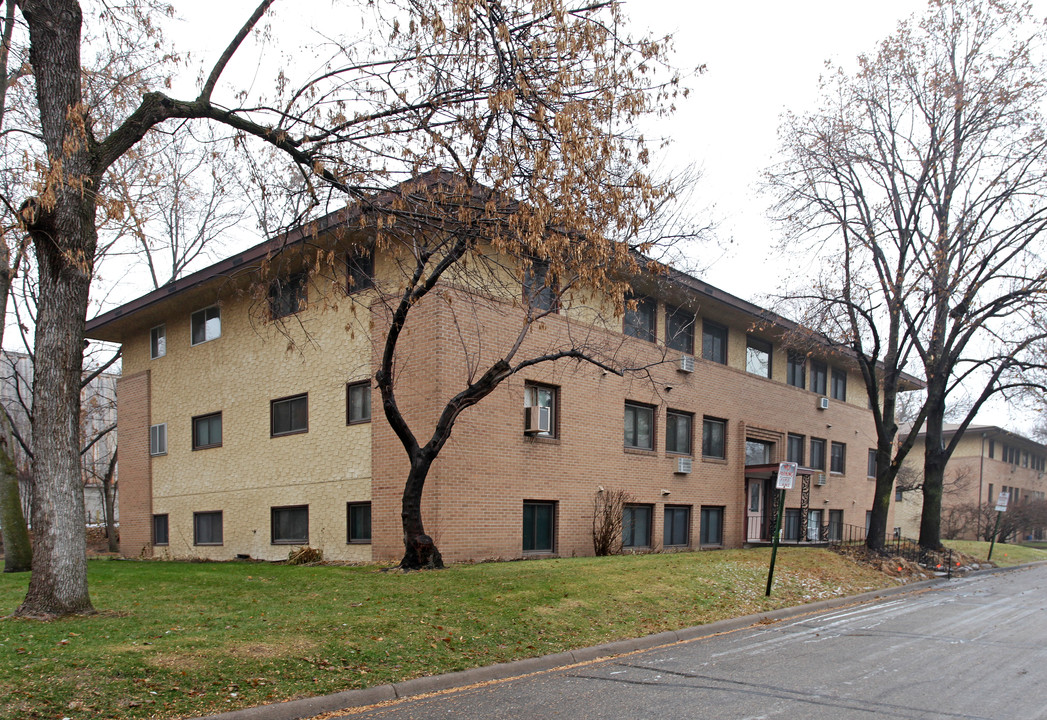 2351 Unity Ave N in Golden Valley, MN - Building Photo