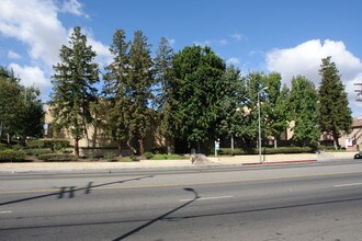 Topanga Townhomes in Chatsworth, CA - Building Photo - Building Photo