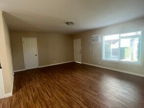 14149 Vanowen St in Valley Glen, CA - Foto de edificio - Building Photo