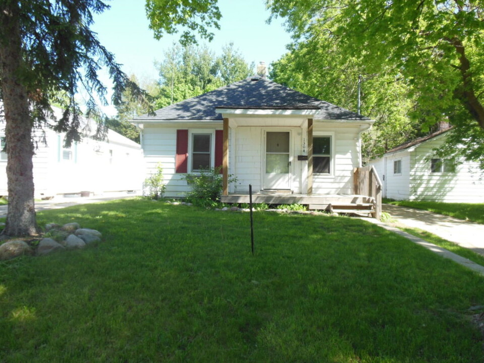 1304 Alsdorf St in Lansing, MI - Foto de edificio