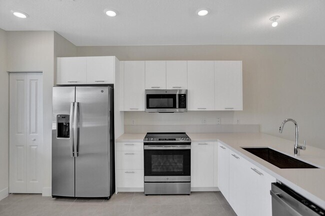 10300 NW 66th St in Doral, FL - Building Photo - Building Photo