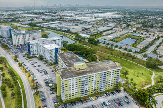 Hillcrest No 21 in Hollywood, FL - Building Photo - Building Photo