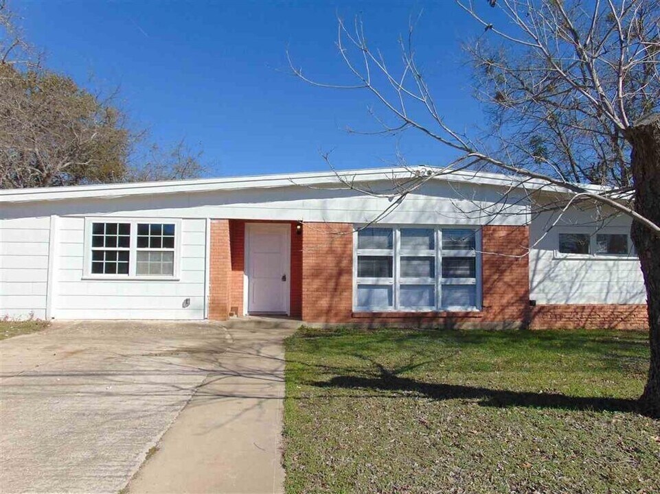 1503 N Water St in Burnet, TX - Building Photo