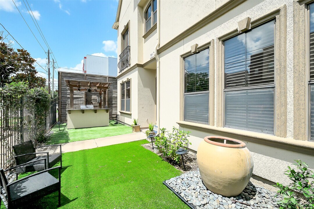 926 Birdsall St in Houston, TX - Building Photo