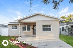 239 93rd Ave N in St. Petersburg, FL - Building Photo