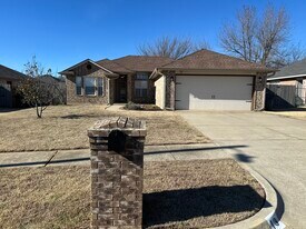 13 Woodgate Dr in Yukon, OK - Building Photo