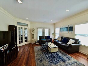 11 Mallard Pl in Secaucus, NJ - Building Photo - Building Photo