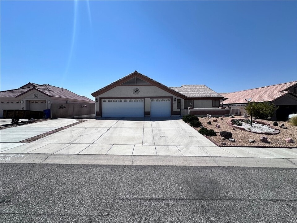 5087 Emerald River Dr in Fort Mohave, AZ - Foto de edificio