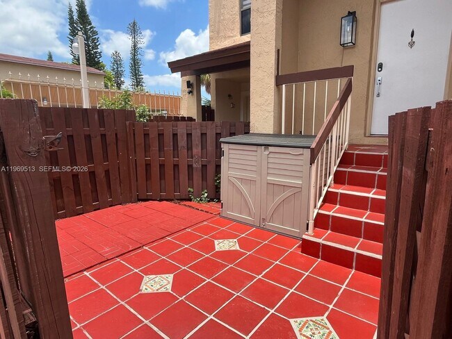 271 W Park Dr in Miami, FL - Building Photo - Building Photo