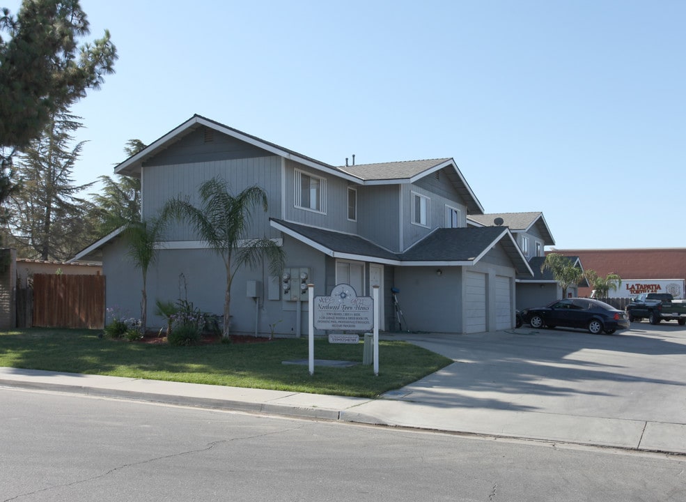 North Wood Townhomes in Lemoore, CA - Foto de edificio