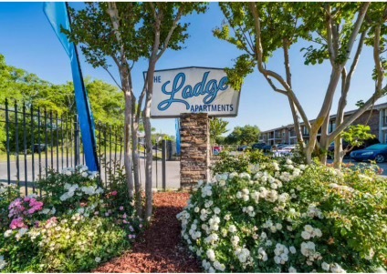 Lodge Apartments in Pascagoula, MS - Building Photo