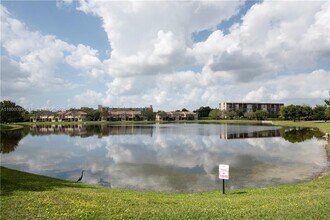 3371 Lakeside Dr in Davie, FL - Building Photo - Building Photo