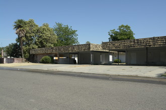 632-644 E Kaweah Ave in Visalia, CA - Foto de edificio - Building Photo