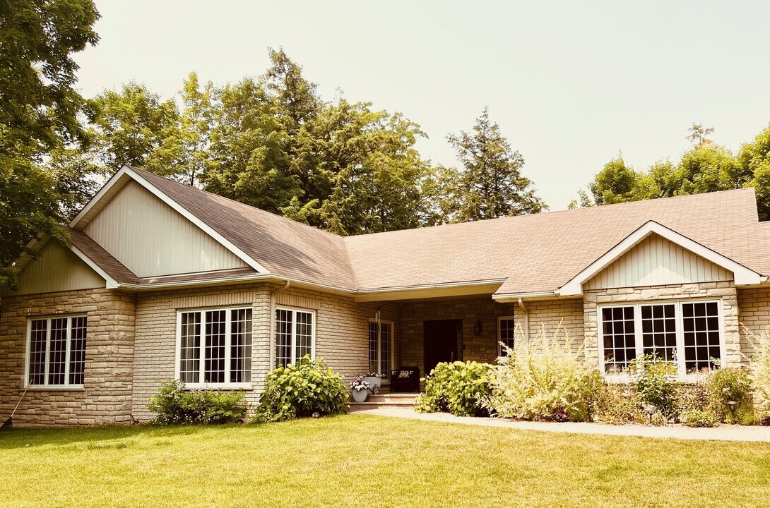 4 Bedroom, 4 Bathroom Executive Bungalow f in Pickering, ON - Building Photo