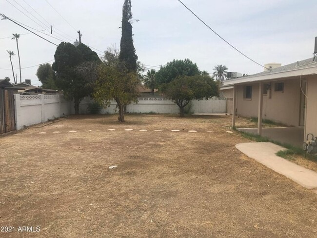 property at 1005 E Alameda Dr