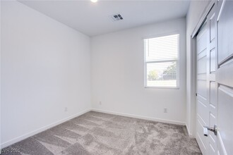 145 Aqua Cmns in Henderson, NV - Building Photo - Building Photo