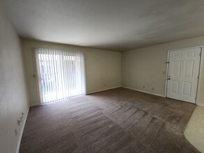 4470 Sandy River Dr in Las Vegas, NV - Building Photo - Building Photo