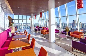 322 W 57th St in New York, NY - Foto de edificio - Building Photo