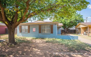 4630 52nd St-Unit -A in Lubbock, TX - Foto de edificio - Building Photo