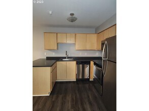 9837 NE Irving St, Unit 303 in Portland, OR - Foto de edificio - Building Photo