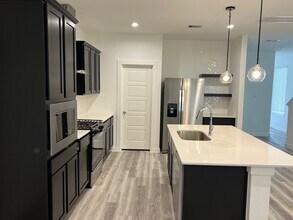 3220 Crown Gate Dr in Houston, TX - Building Photo - Building Photo