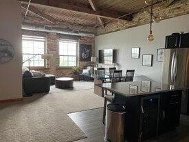 940 Monroe Ave NW in Grand Rapids, MI - Building Photo