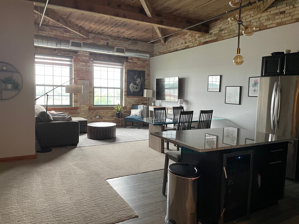 940 Monroe Ave NW, Unit 550 in Grand Rapids, MI - Foto de edificio