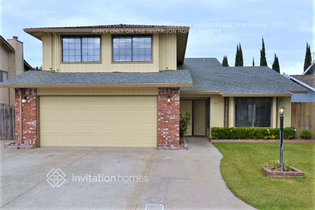 1241 Countryside Ln in Manteca, CA - Building Photo