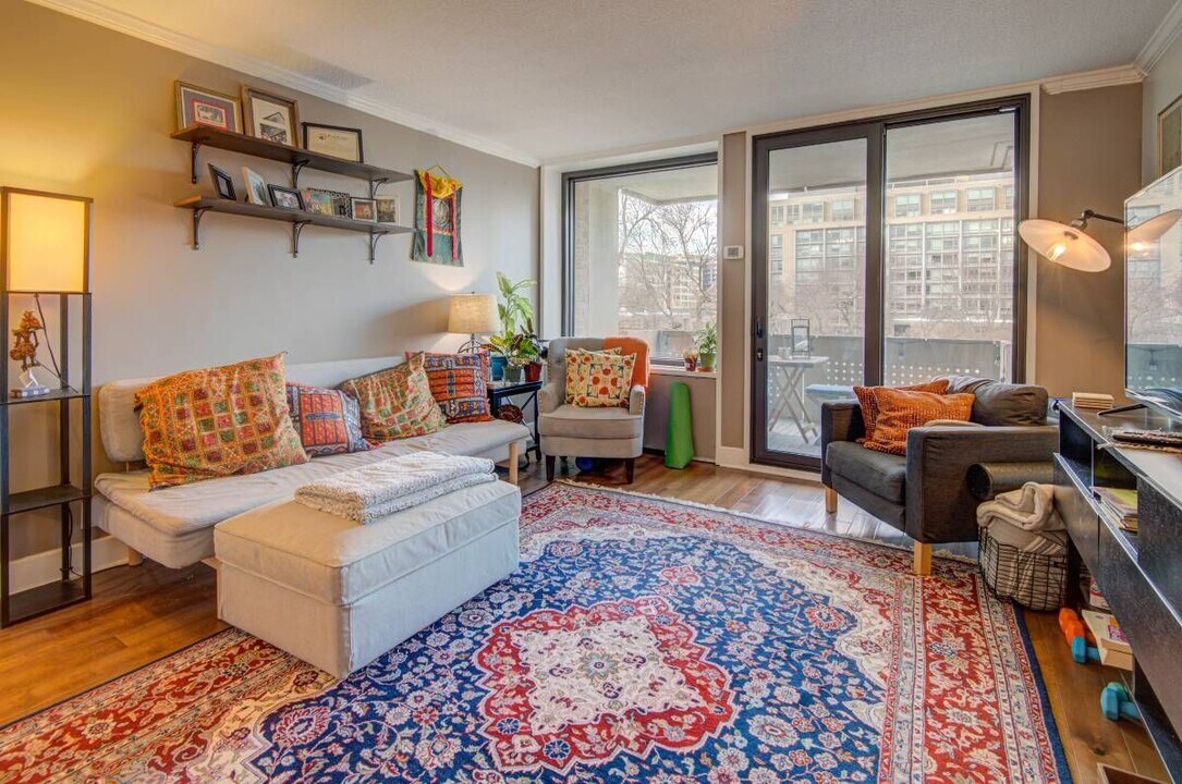 240 M St NW in Washington, DC - Building Photo