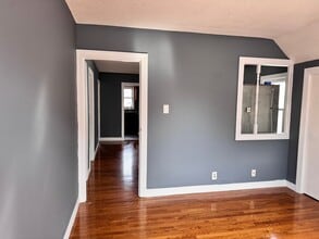 18 Hall St, Unit 3 in New Bedford, MA - Building Photo - Building Photo