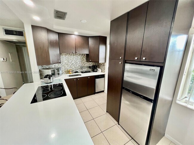 176 Lyndhurst L in Deerfield Beach, FL - Building Photo - Building Photo