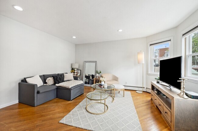451 E 8th St, Unit 451 in Boston, MA - Building Photo - Building Photo