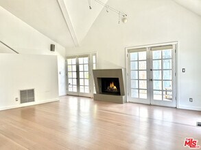 1153 N Poinsettia Pl in West Hollywood, CA - Foto de edificio - Building Photo
