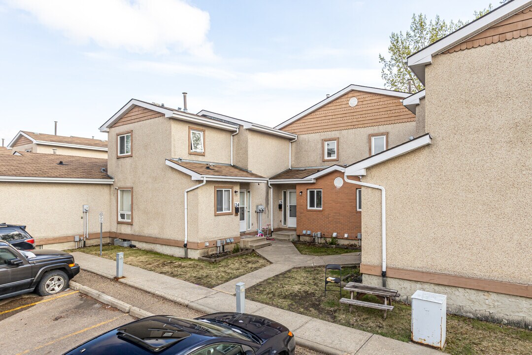 Southwood III in Edmonton, AB - Building Photo