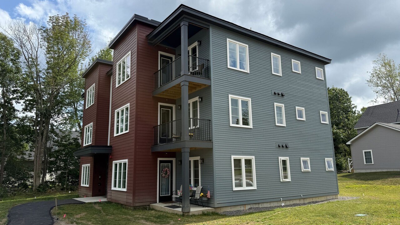 8 Norman Ct in Berwick, ME - Foto de edificio
