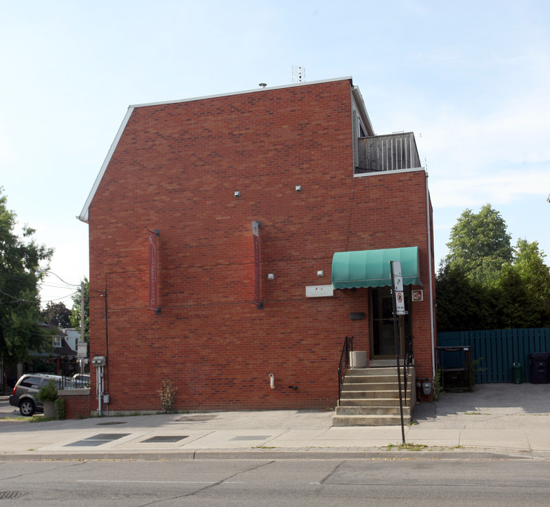 3172 Dundas St W in Toronto, ON - Building Photo