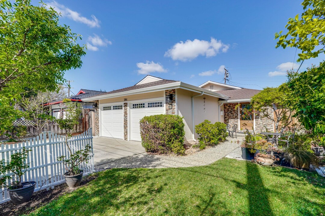 201 Brooklyn Ave in San Jose, CA - Building Photo