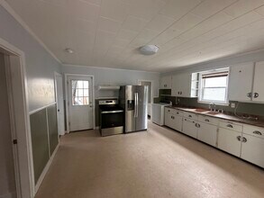42 Newbury St, Unit 1 in Auburn, ME - Building Photo - Building Photo