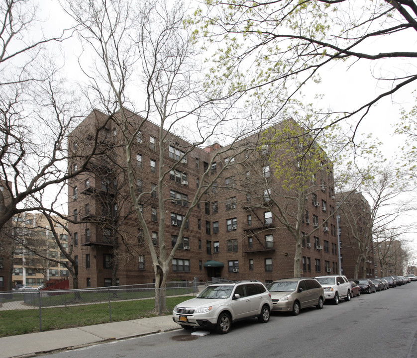 Fannwood Estates in Rego Park, NY - Foto de edificio