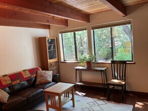 144 Strawberry Ln in Ashland, OR - Building Photo - Building Photo