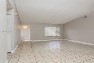 1013 SW 49th Ave in Margate, FL - Building Photo - Building Photo