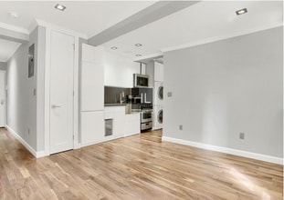 East 105th Street, Unit 10 in New York, NY - Foto de edificio - Building Photo